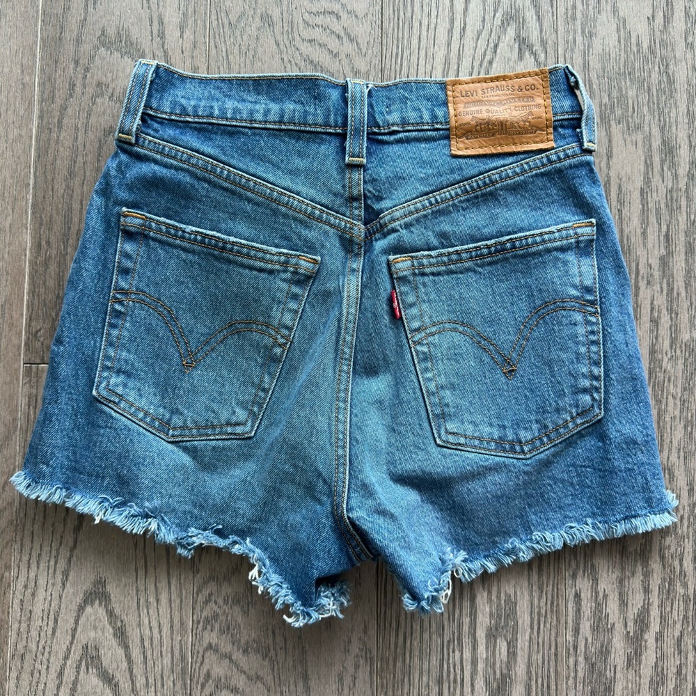 Levi’s Ribcage Shorts - Picture 2 of 4